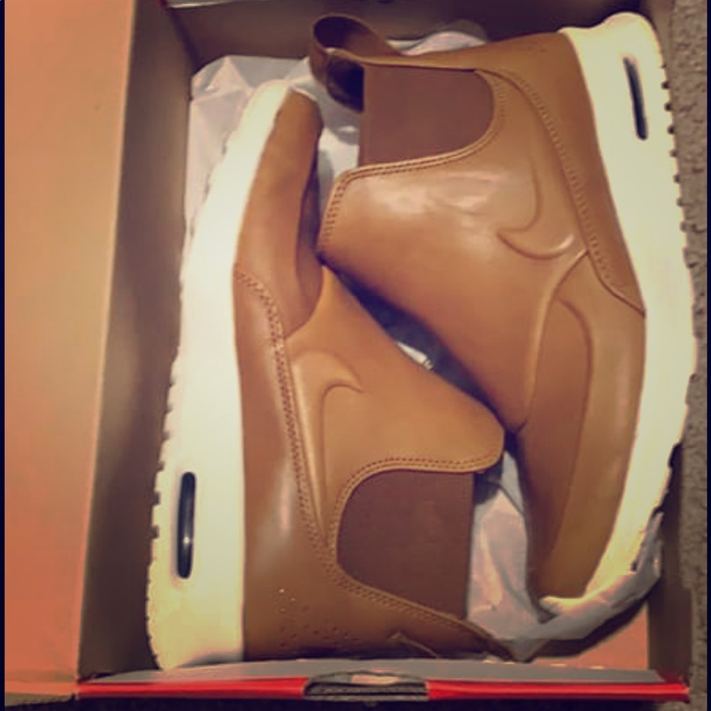 Women’s Nike leather sneakers